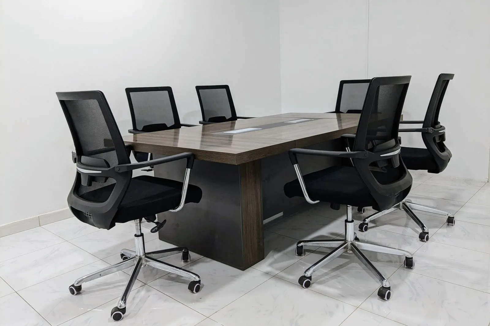 Sala de juntas donde se atienden las consultas y reuniones con clientes